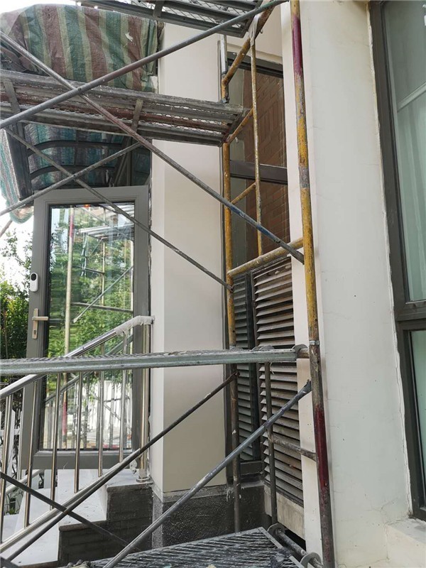 窗戶(hù)下雨滲漏水維修施工中