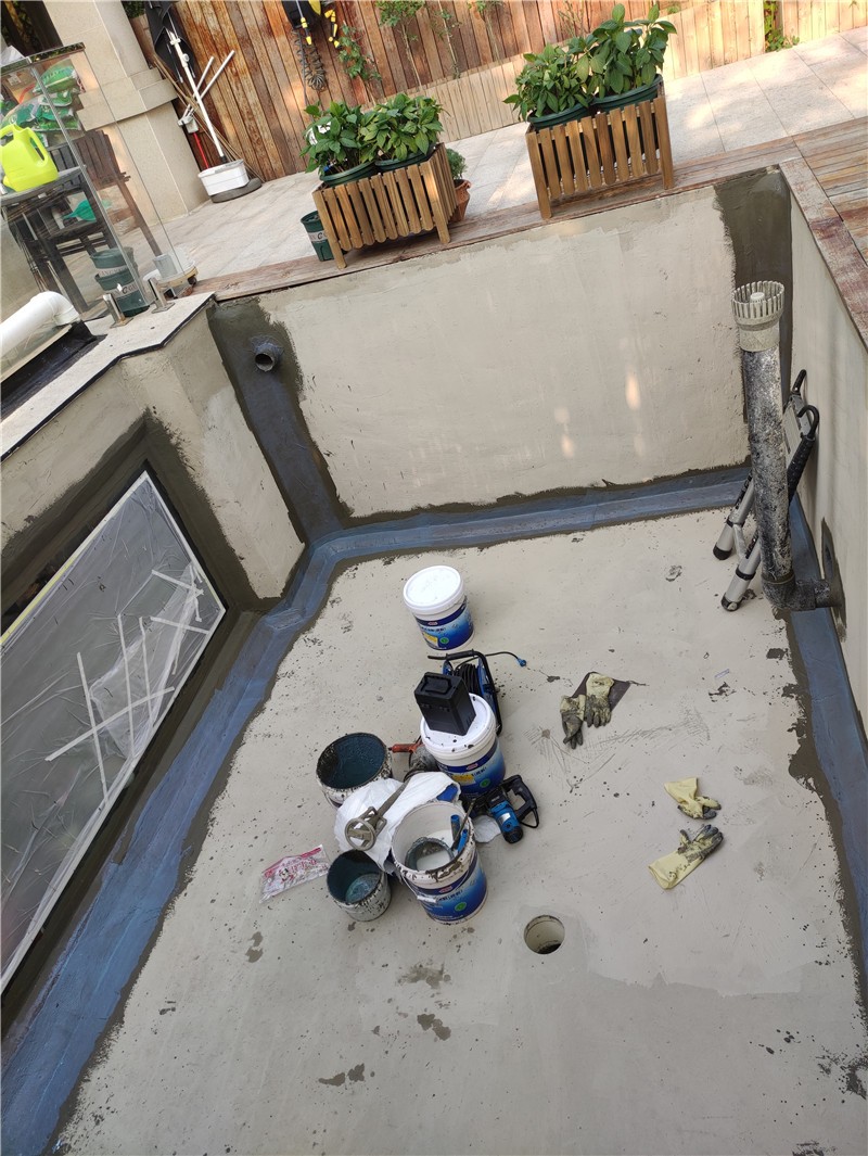 景觀(guān)魚(yú)池滲漏水防水維修四周陰角加強層施工處理