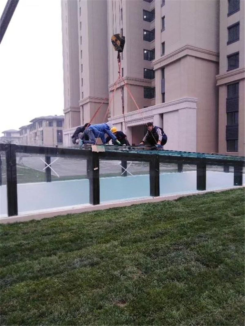 車(chē)庫入口 安裝玻璃雨棚